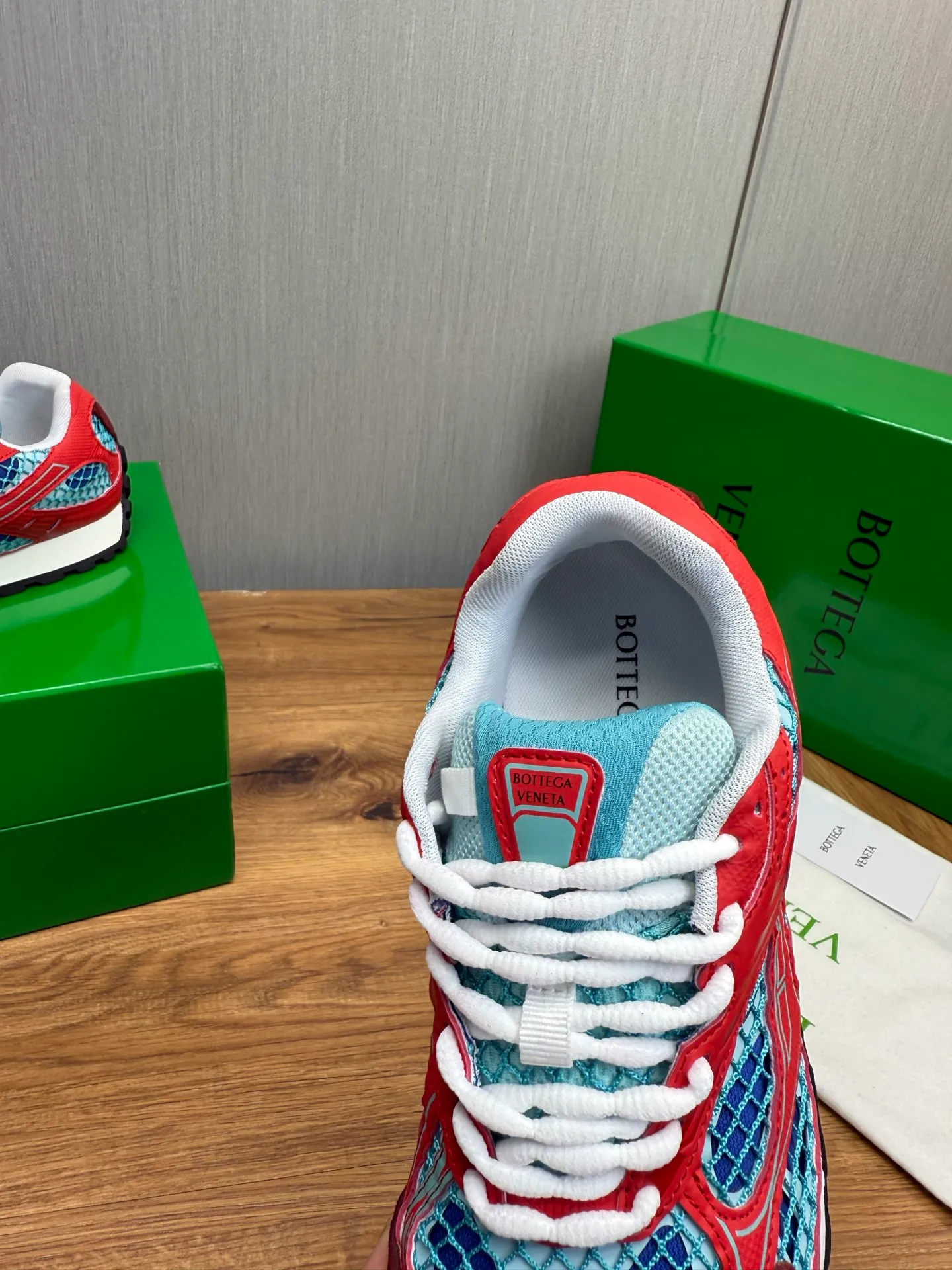 Men's men's shoes 💰620💰 BV top version 𝘽𝙊𝙏𝙏𝙀𝙂𝘼 𝙑𝙀𝙉𝙀𝙏𝘼 Orbit sneakers Wang Yibo same style couple style dad shoes 🩷💚 Runner sneakers, made of lightweight technical mesh fabric. Features a geometric patterned rubber outsole. Pay attention to the package craftsmanship ❕ High version shipping ❗️ Very nice, durable to play with and durable to make ✔️ Standard version 💯💯 The outsole is made of color-blocked TPU outsole. Women’s model 35-41 (40 41 customized) Men’s model 39-46 (45.46 customized) Equipped with original packaging